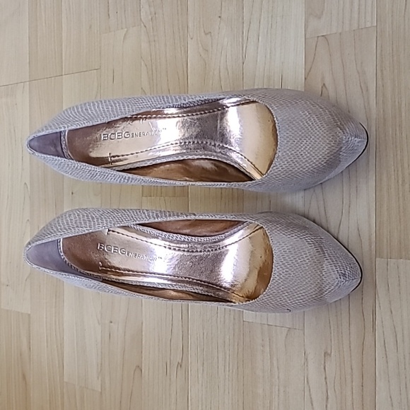 BCBGeneration BG Parade Cream Snake Skin Textured Heels Size 8 - Picture 3 of 8